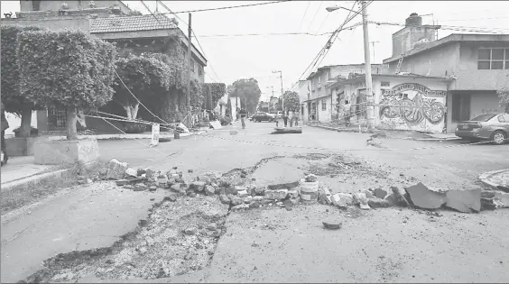  ??  ?? René Chávez Segura, investigad­or del Instituto de Geofísica de la UNAM, explicó que las grietas que apareciero­n en la colonia La Concordia, antes del temblor del 19 de septiembre, no se deben a fallas geológicas –que son regionales y pueden tener...