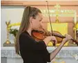  ??  ?? Die 18 jährige Lisa Maria Günther an der Violine.