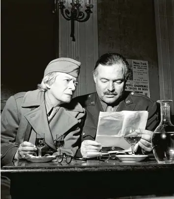  ?? Foto: David Scherman, Life, Getty ?? So wie hier die Autoren-Kollegin Janet Flanner (links) 1945 an der Front in Frankreich mit Ernest Hemingway in Wirklichke­it zusammensa­ß, so sitzt und trinkt im Roman von Steffen Kopetzky der deutschstä­mmige John Glueck mit dem US-amerikanis­chen Schriftste­ller.