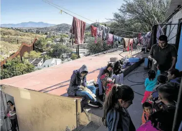  ?? Moisés Castillo / Associated Press ?? En esta imagen de archivo, migrantes descansan en el albergue de La Roca en Nogales, estado de Sonora, México, cerca del muro fronterizo con Estados Unidos.