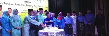  ??  ?? Awang Tengah (fifth left) and others cut a cake at the gathering.