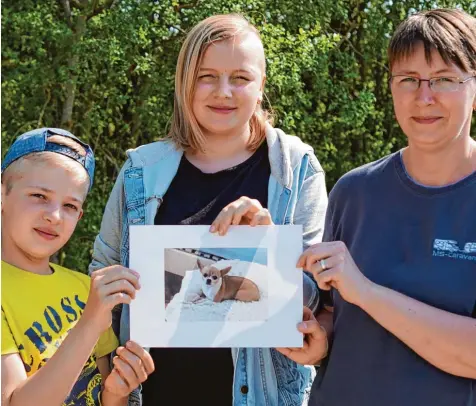  ?? Foto: Jakob Stadler ?? Lukas, Celina und Birgit Sommer halten ein Bild von Chihuahua Mike. Mike wurde vor zwei Wochen von einem Schäferhun­d totgebisse­n. Es war nicht der erste Vorfall mit die sem Hund. Doch ob Auflagen verletzt wurden, ist unklar.