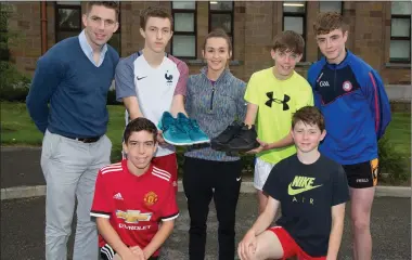  ??  ?? Marc O’Sé and Shona Heaslip (Tralee Harriers) help students from CBS The Green to launch the CBS The Green 5K for Sunday October 1. The students pictured here are Armin Hainrich, David Kelliher, Adam Walker, TJ Healy and Darragh Sweeney.