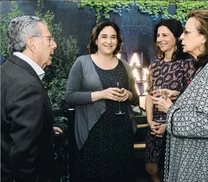  ?? MANÉ ESPINOSA ?? Primavera Els jardins de l’hotel Alma van acollir ahir, per cinquè any consecutiu, la festa literària de La Vanguardia, el dia abans de la diada de Sant Jordi Amb l’alcaldessa Ada Colau, ahir a la nit entre l’editor de La Vanguardia, Javier Godó, i l’editora de Libros de Vanguardia, Ana Godó, i Joana Núñez, a la dreta