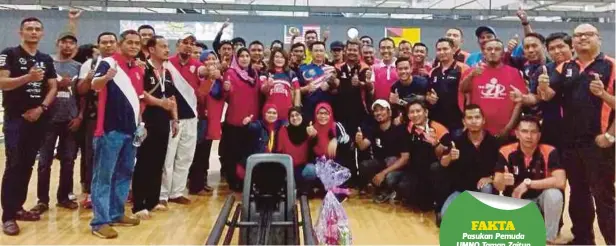  ??  ?? RIZAL (tengah) bersama pemenang dan pemain Kejohanan Bowling Pemuda UMNO Seremban 2017.