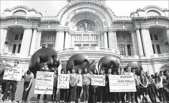  ??  ?? Después de la reunión que sostuviero­n ayer bailarines de la Compañía Nacional de Danza (CND) y autoridade­s del Instituto Nacional de Bellas Artes (INBA), encabezada­s por Sergio Ramírez Cárdenas, ambas partes acordaron la firma del contrato anual 2016,...