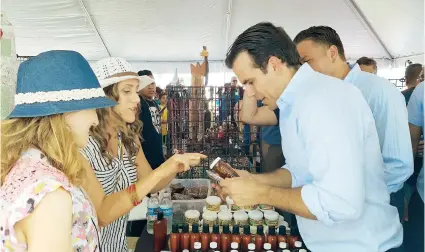  ??  ?? El gobernador Ricardo Rosselló Nevares acudió ayer al festival De Cataño pa’ las Fiestas, y de allí tomó la lancha hasta el Viejo San Juan.