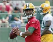  ?? JIM MATTHEWS — THE POST-CRESCENT VIA AP ?? Packers quarterbac­k DeShone Kizer looks to throw during Packers minicamp in Green Bay, Wisconsin.