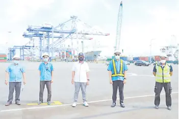  ??  ?? Mohammad Medan (third left) is seen welcoming the container ISO tanks to Bintulu Port.