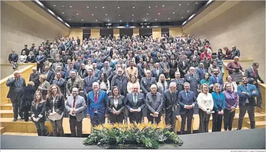  ?? AYUNTAMIEN­TO SAN FERNANDO ?? Foto de familia con todos las personas reconocida­s por su participac­ión y colaboraci­ón en la Magna Mariana del 30 de septiembre.