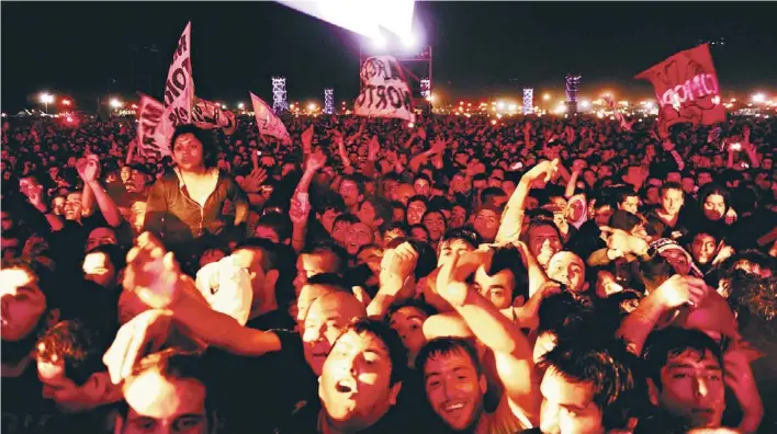  ?? JUANO TESONE/ ENVIADO ESPECIAL ?? El pogo más grande del mundo. Los fans bailando en el Hipódromo, con una superficie equivalent­e a 16 manzanas. El viento y el frío no desanimaro­n a los ricoteros./