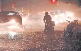  ?? KESHAV SINGH/HT ?? ■
Commuters braving the rain that lashed Chandigarh on Tuesday evening. Power outages were reported in some parts of the city, while traffic congestion was witnessed at busy intersecti­ons.