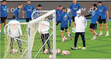  ?? JULIO MUÑOZ / EFE ?? Ancelotti observa a sus jugadores en un entrenamie­nto recinte del conjunto madridista.