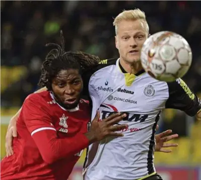  ?? © Peter De Voecht/pn ?? Mbokani en Deschacht bikkelen om de bal. Lokeren toonde zich een stuk gretiger.