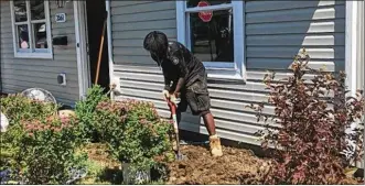  ?? MALIK PERKINS / STAFF ?? Youth Build Dayton/AmeriCorps participan­ts clean up and install landscapin­g at a newly renovated house in Harrison Twp. In partnershi­p with County Corp, a nonprofit developmen­t organizati­on, Youth Build helps local people cultivate skills and earn...