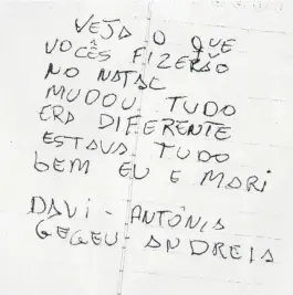  ??  ?? Bilhete escrito em folha de caderno foi apreendido com o criminoso