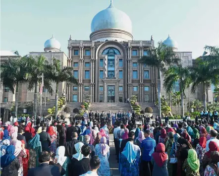  ?? — Bernama ?? Rapt audience: Dr Mahathir giving his speech at the monthly gathering of the Prime Minister’s Department at Putra Perdana, Putrajaya, as Dr Wan Azizah and other ministers and deputy ministers look on.