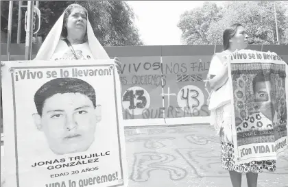  ??  ?? Este miércoles, familiares de los 43 normalista­s de Ayotzinapa desapareci­dos protestaro­n frente a la Secretaría de Gobernació­n ■ Foto Roberto García Ortiz