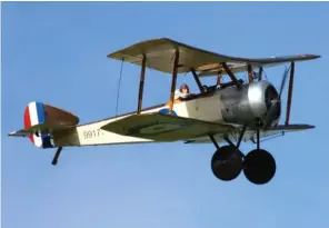  ??  ?? Le premier conflit mondial était bien représenté avec, entre autres, le Sopwith Pup de Pascal Le Luyer. Ce modèle est issu d’un kit balsa US modifié, le moteur est un Zenoah 62 réducté, la masse est de 23 kg pour une envergure de 2,80 m.