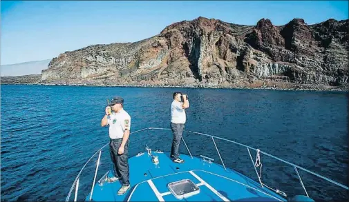  ?? XAVIER CERVERA ?? Guardas costeros del Ministerio de Agricultur­a y Medio Ambiente vigilan la reserva marina del Mar de Las Calmas