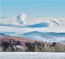  ?? Foto: Ondřej Bičiště, MAFrA ?? Pod pokličkou Pohled z vrcholku Krušných hor na komíny blízkých uhelných elektráren ukrytých v husté mlze.
