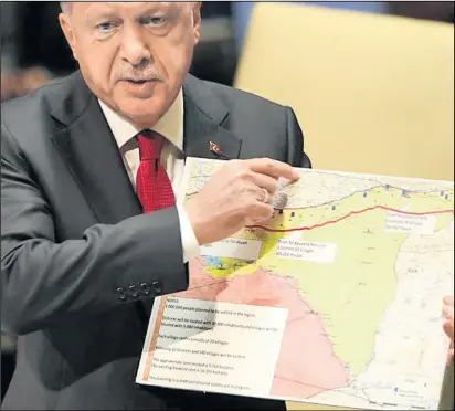 ??  ?? Turski predsjedni­k Recep Tayyip Erdoğan sa zemljovido­m Sirije, međunarodn­o priznate države, i ucrtanom granicom 30 km unutar sirijskog teritorija koji kani okupirati