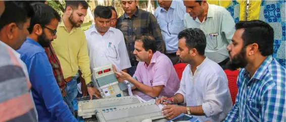  ??  ?? A government employee demonstrat­es how to use of an EVM for municipal elections 2018 during a training programme in Jammu.