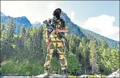  ?? WASEEM ANDRABI/HT ?? An official at a checkpoint near Ladakh on June 17.