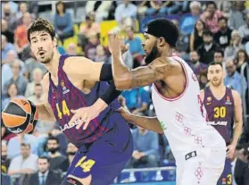  ?? FOTO: MANEL MONTILLA ?? Ante Tomic, pívot del Barça Lassa, ante Devin Booker, del Bayern Munich