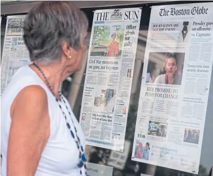  ?? ERIC BARADAT/AFP ?? La tapa del The Boston Globe, ayer, en la entrada del Newseum, en Washington