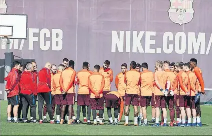  ?? FOTO: PEP MORATA ?? Charla en el centro del campo Valverde reunió a sus jugadores para alertarles de los peligros de la Roma