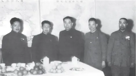  ??  ?? 20世纪50年代，周恩来接见中央军委情­报部领导（左起：罗青长、邹大鹏、周恩来、戴镜元、王永浚）