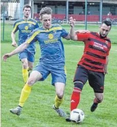  ?? FOTO: STEIDLE ?? Spielszene aus dem Derby des SV Westerheim (rotes Trikot) und des SC Heroldsatt im April diesen Jahres. Zum Saisonauft­akt am 12. August treffen die Fußballer aus Heroldstat­t auf die der SGM Machtolshe­im/Merklingen und die aus Westerheim auf die SF...