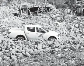  ??  ?? Vehículo de Grupo Frisco en un predio de Salaverna, municipio de Mazapil, Zacatecas, en julio de 2012, donde ayer demolieron casas ■ Foto Alfredo Valadez