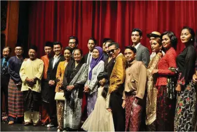  ?? PICTURES BY SUPIAN AHMAD AND ANWARDI JAMIL ?? The cast and crew of Showtime 1958.