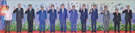  ?? YUE YUEWEI / XINHUA ?? Premier Li Keqiang (fifth from right) and leaders of the Associatio­n of Southeast Asian Nations member states and Japan and the Republic of Korea pose on Nov 12 for a group photo during the 25th ASEAN Plus Three (APT) Summit in Phnom Penh, Cambodia.