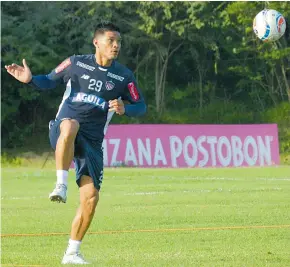  ?? JOSEFINA VILLARREAL ?? El delantero Teófilo Gutiérrez en acción durante el entrenamie­nto de ayer.