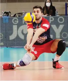  ?? LEGA VOLLEY ?? Una difesa di Luigi Randazzo, 27 anni, schiacciat­ore di Taranto