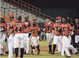  ?? CORTESÍA TOROS ?? Jugadores de los Toros del Este celebran el triunfo obtenido anoche ante los Gigantes, victoria que los acerca a la clasificac­ión para el Round Robin.