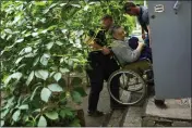  ?? FRANCISCO SECO — THE ASSOCIATED PRESS ?? A woman is carried from her home Friday in an evacuation by British volunteers in Bakhmut, eastern Ukraine.