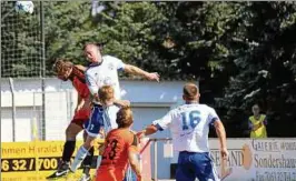  ??  ?? Tino Auerbach (Nr.  weißes Trikot) von Bad Frankenhau­sen wird auch wie im vergangene­n Duell versuchen, die Angriffe der Sondershäu­ser abzuwehren. Archiv-Foto: H. Most