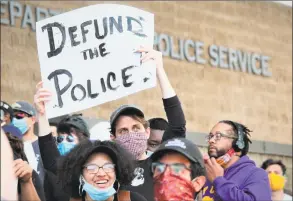  ?? Dan Haar / Hearst Connecticu­t Media ?? Protesters at New Haven Police Department headquarte­rs on May 31.