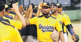  ?? LISTÍN DIARIO ?? Jugadores de los Granjeros se felicitan tras finalizar un partido en el cual consiguier­on su avance hasta la serie final de la Liga de béisbol de verano.