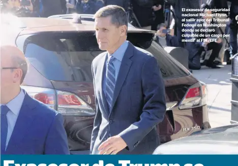  ??  ?? El exasesor de seguridad nacional Michael Flynn, al salilr ayer del Tribunal Federal en Washington donde se declaró culpable de un cargo por mentir al FBI./EFE