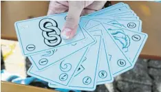  ??  ?? Bei dem Kartenspie­l „Lying Cards“geht es vor allem um eines: Bluffen.