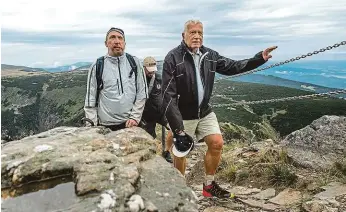  ?? FOTO ČTK ?? Otec a syn mezi poutníky, kteří loni v srpnu zamířili na tradiční svatovavři­neckou pouť na Sněžku