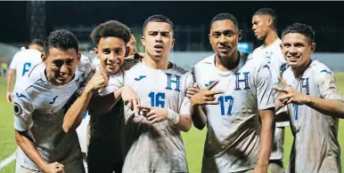  ?? ?? Los futbolista­s de la Selección de Honduras se jugaron un partidazo sobre el lodo del Estadio Morazán y avanzaron a los octavos de final del Premundial Sub 20 de Concacaf. Mañana se miden a Costa Rica.
ALINEACION­ES
PRÓXIMOS