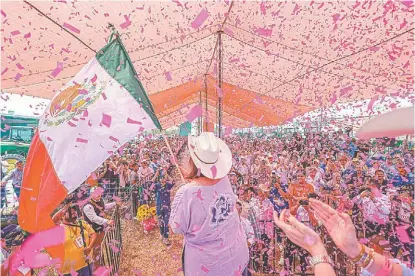  ?? ESPECIAL ?? La abandera de “Fuerza y corazón por México” recibió el apoyo de simpatizan­tes.