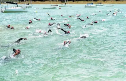  ?? ?? Primeros compases de la natación, en las aguas del embalse de Alloz.