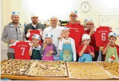  ?? Foto: Yvonne Briechle ?? Die Neusässer G Jugend Fußballkin­der backen Plätzchen für Senioren: (von links) Raimund Kremmer, Jens Schmid, Aaron, Lilly, Georg Schneider, Felix, Stefan Som mer, Julius, Yvonne Briechle, Michael.